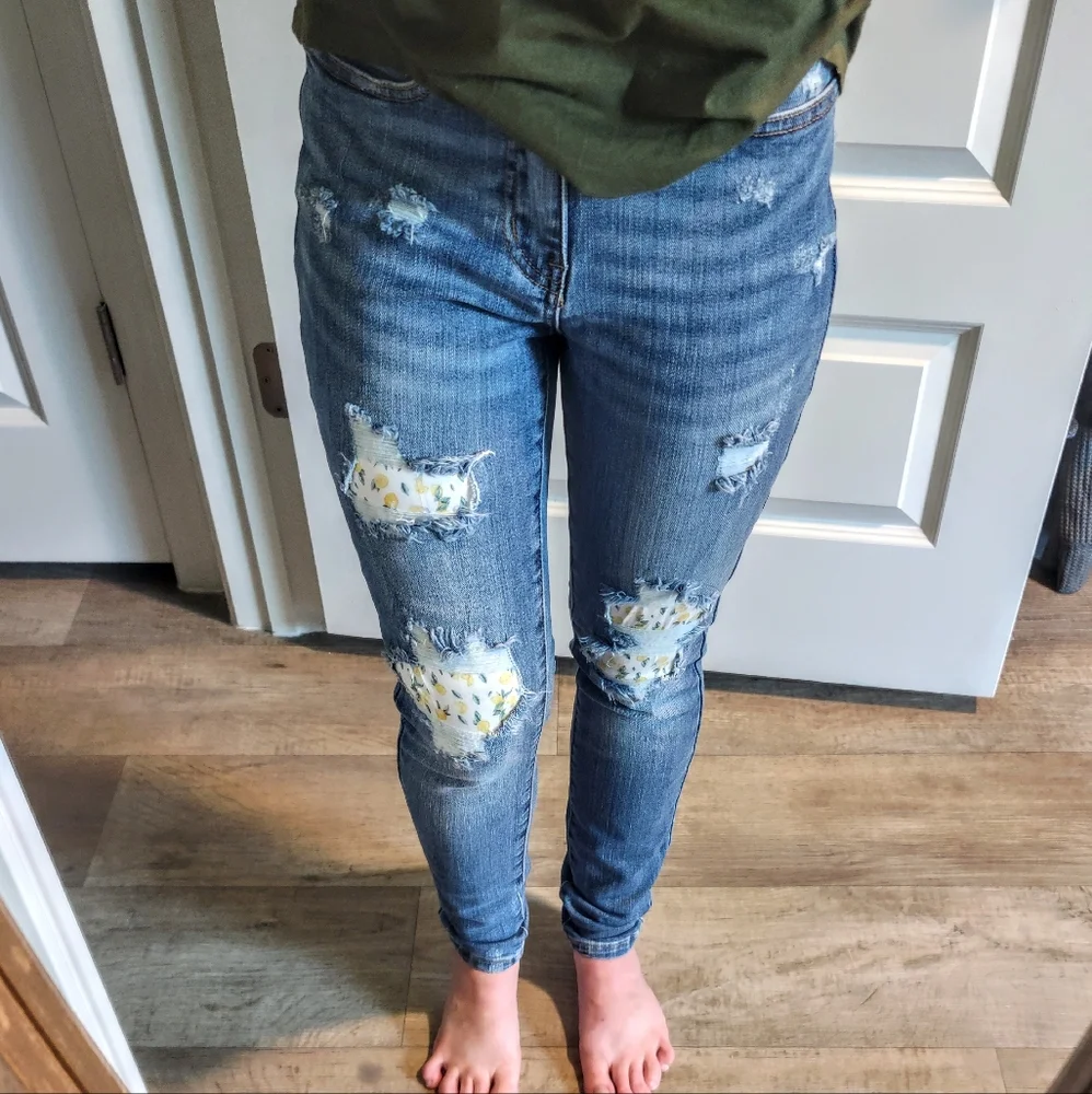 Lemon Patch Distressed Judy Blue Jeans - Picture 2 of 3